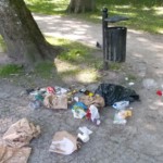 Rozrzucone śmieci w parku