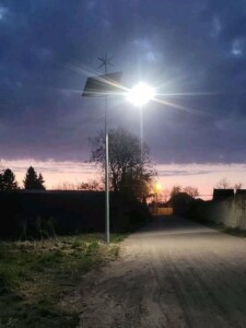 Montaż słupa solarno-hybrydowego na Osiedlu Raduszka w ramach zadań RO