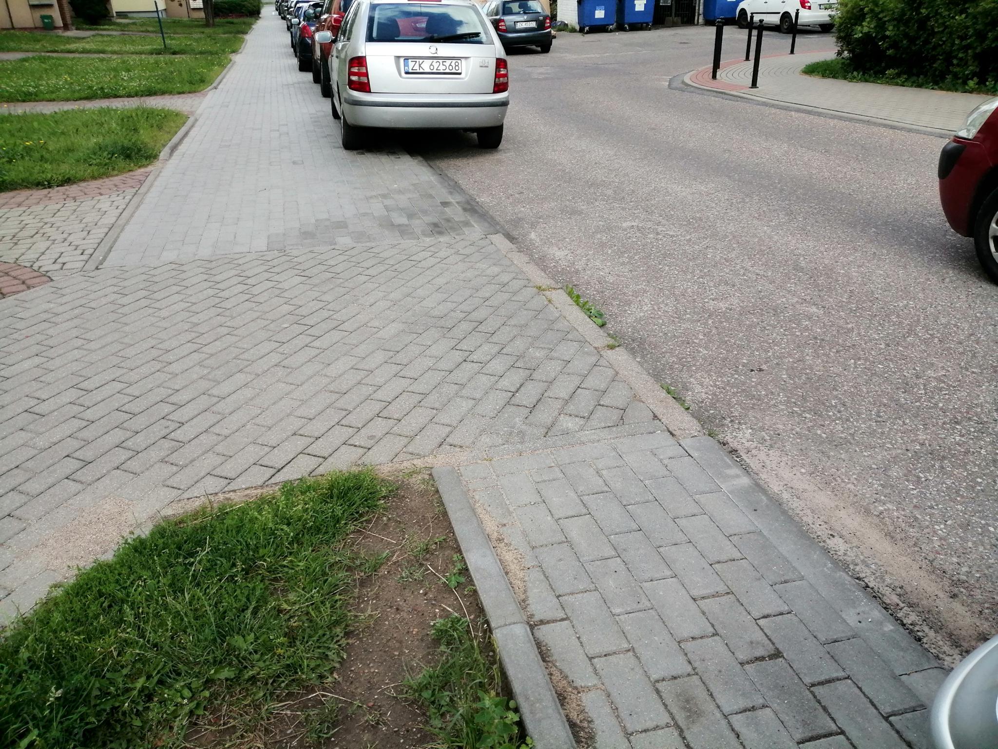 Chodnik przy ul. Kostenckiego 2-4d po inwestycji