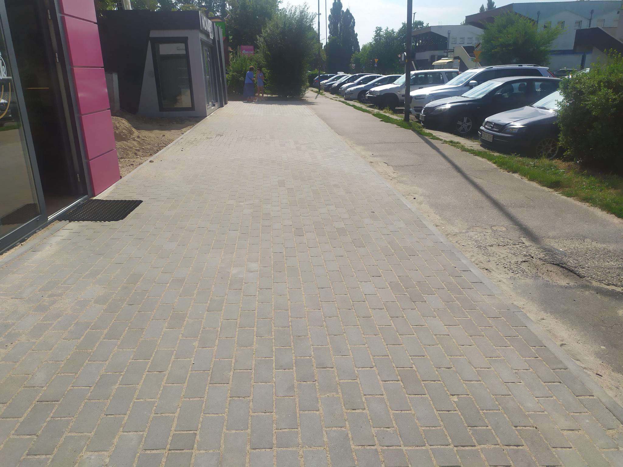 Chodnik wzdłuż ulicy Wańkowicza po inwestycji