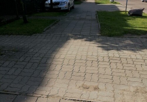 Chodnik przy ulicy Westerplatte przed remontem
